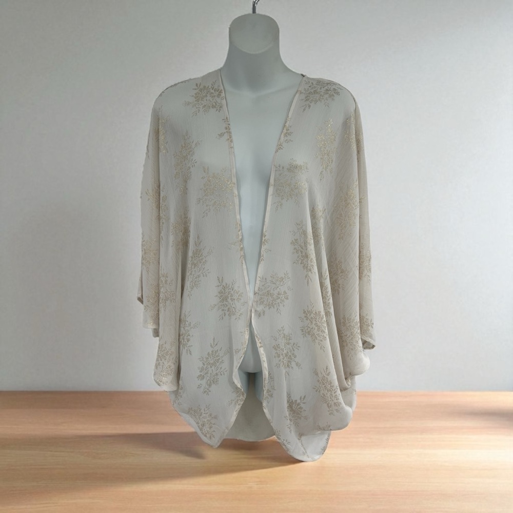 Elegant Shrug in Cream with Relaxed Silhouette and Three-Quarter Sleeves Large